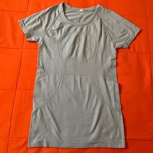 Lululemon Swiftly Shirt Womens 2 light Green Short Sleeve Yoga Run Compression